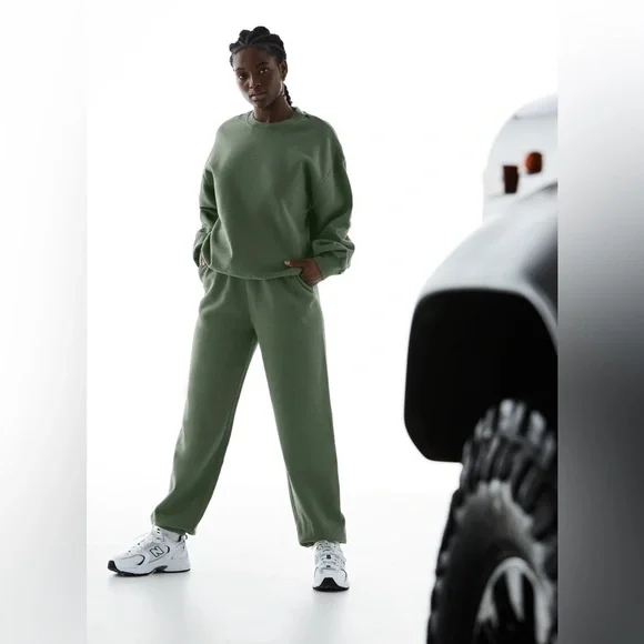 Aritzia Super World™ THE SUPER FLEECE™ Oversized Sweatpant - Picture 2 of 11